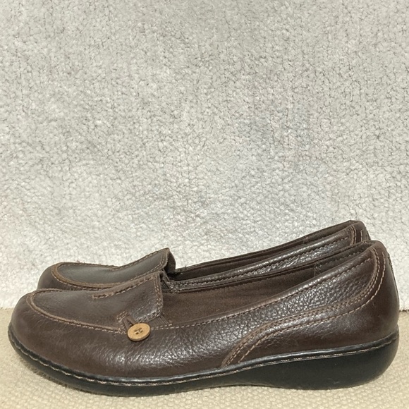 Clarks Women's Brown Leather w/Button Accent Slip On Casual Loafers Shoes SZ 10M - Picture 2 of 11